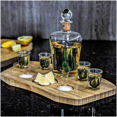 MikaMax Tequila Decanter Set - Tequila Karaf - Tafel Decoratie - Incl. 4 Shotglazen en Houten Plateau - Complete Set - 840 ml